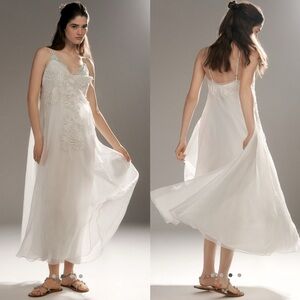 Let me be sleeveless Appliqué midi dress